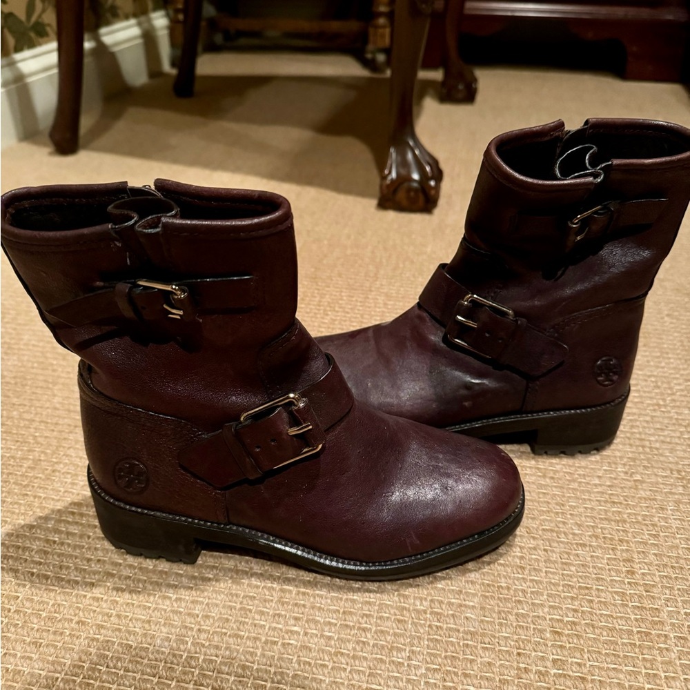 Tory Burch Brown Leather Ankle Flat Zip. Women’s Size 5.